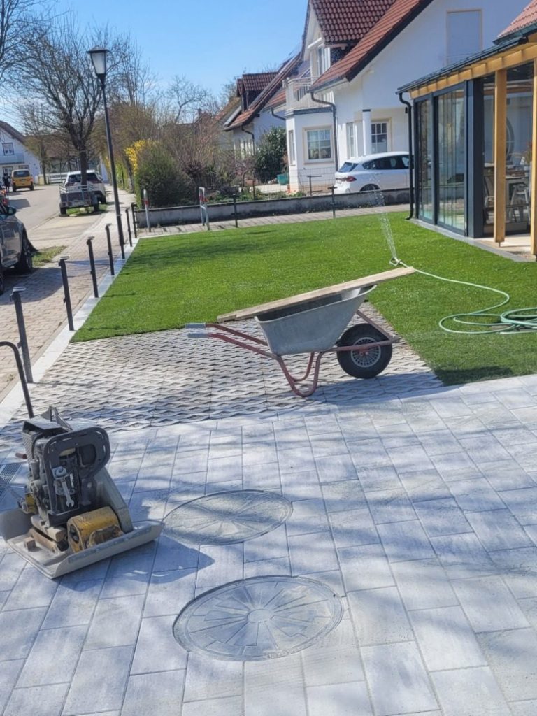 Bruckberg Kronthaler Gammelsdorf Galabau Gartenbau Einfahrt Rasen